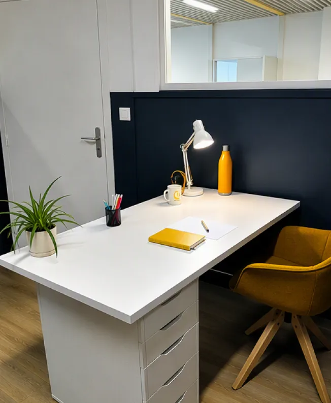 Bureau privatif de 8 m2 chez Hacoona, bureau blanc et fauteuil moutarde
